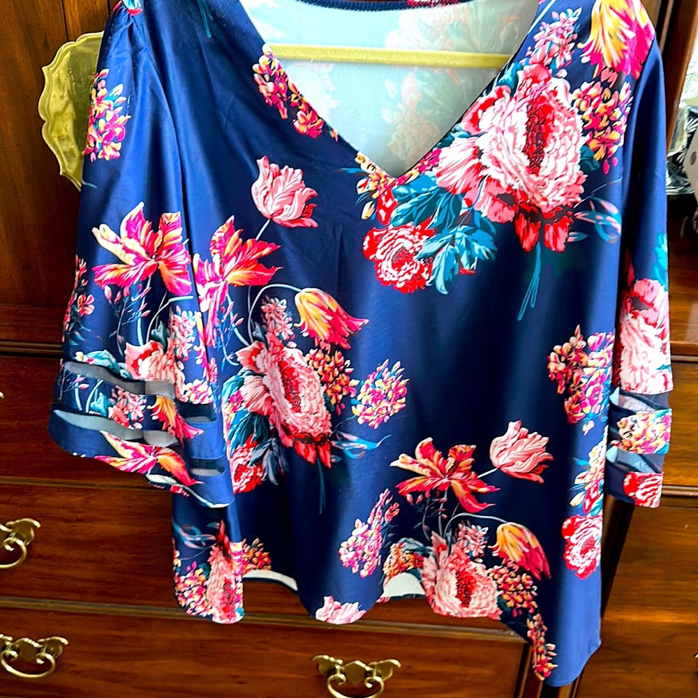 Beautiful 2X floral print silky tunic blouse.